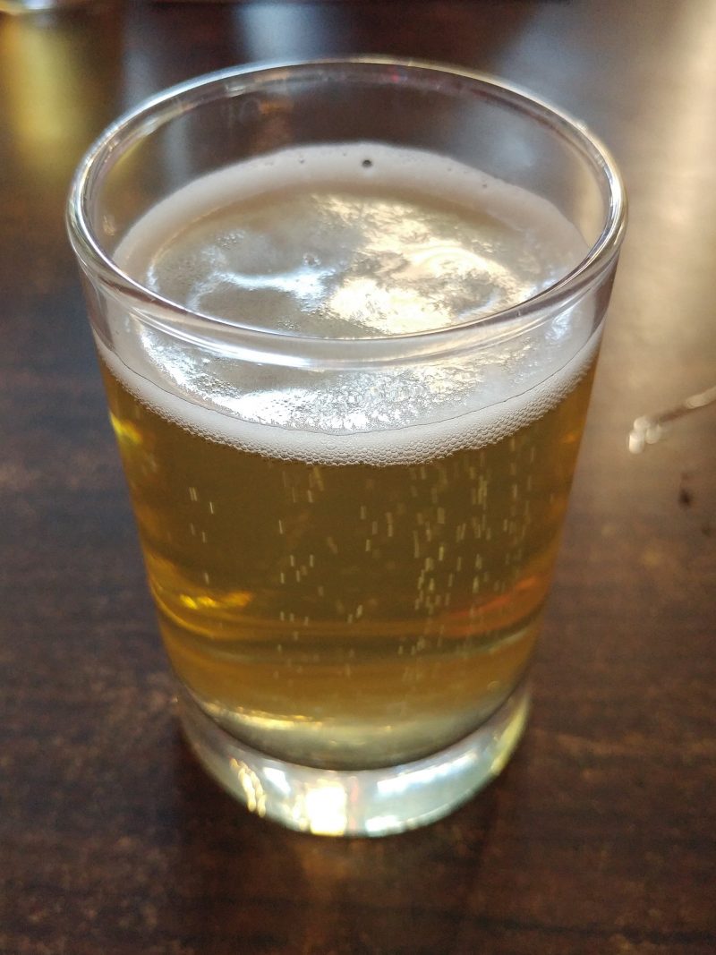 Vaso de degustación mostrando el color de la cerveza Cayaco