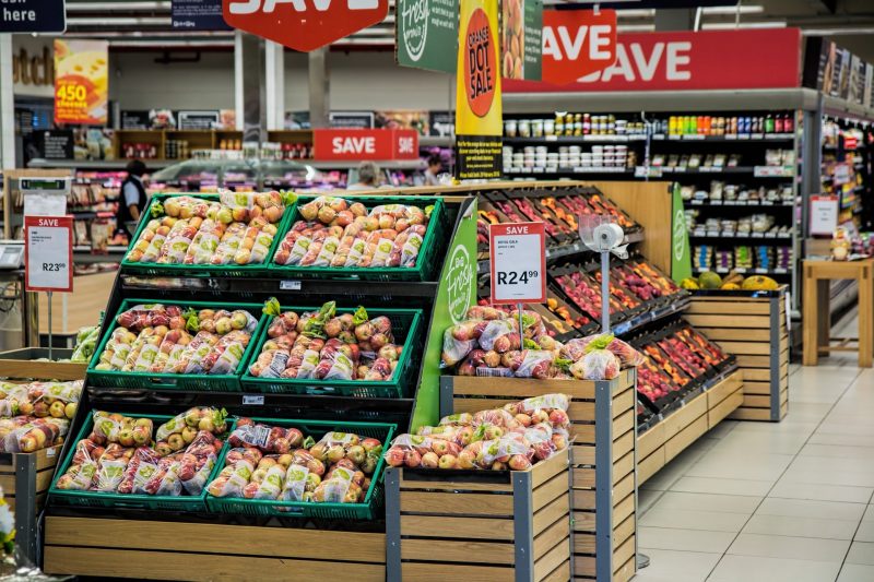 Pasillo de productos frescos, frutas y verduras en supermercado. Comida, alimentación, nutrición
