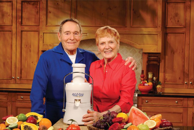 Jack Lalanne con su esposa Elaine Lalanne presentan su famoso extractor de jugos Jack Lalanne's Power Juicer.