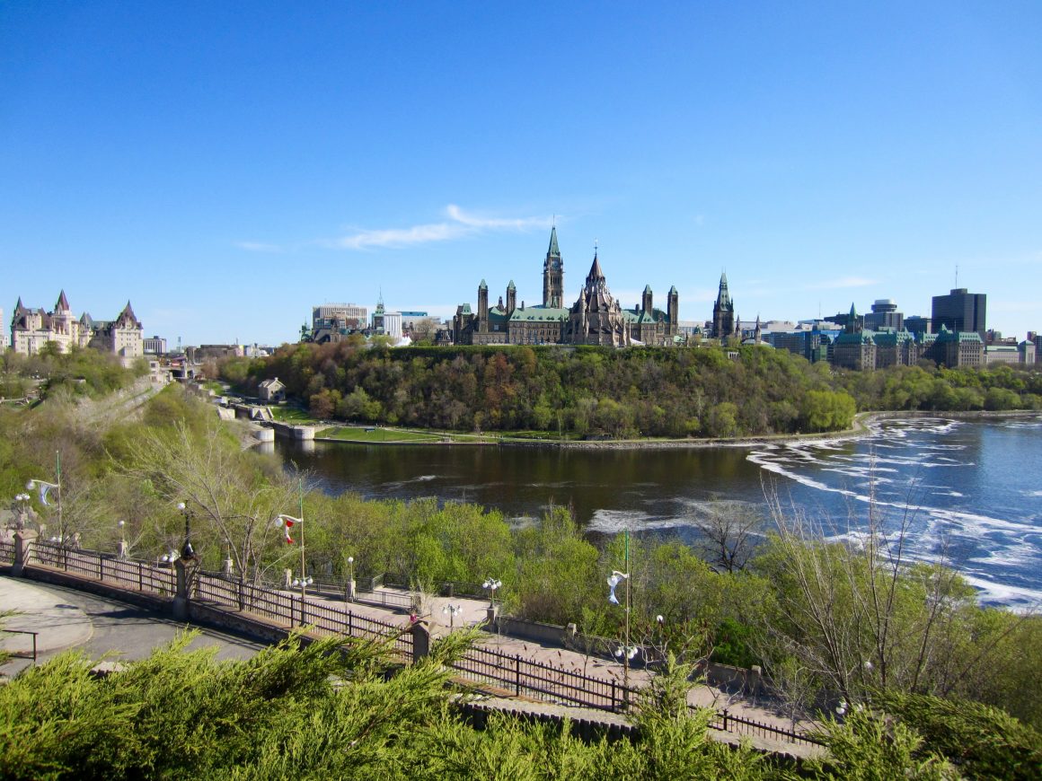 Vista Panorámica de Ottawa, Canadá desde el río, Nepean Point. Parlamento, Château Laurier, Canal Rideau.