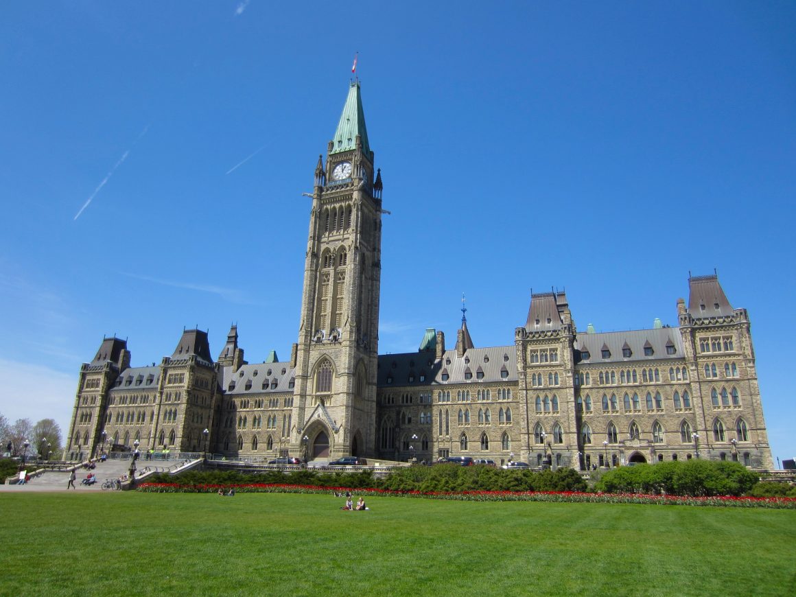 Bloque Central y Torre de la Paz en el Parlamento de Canadá. Ottawa. Centre Block, Peace Tower, Tour de la Paix.
