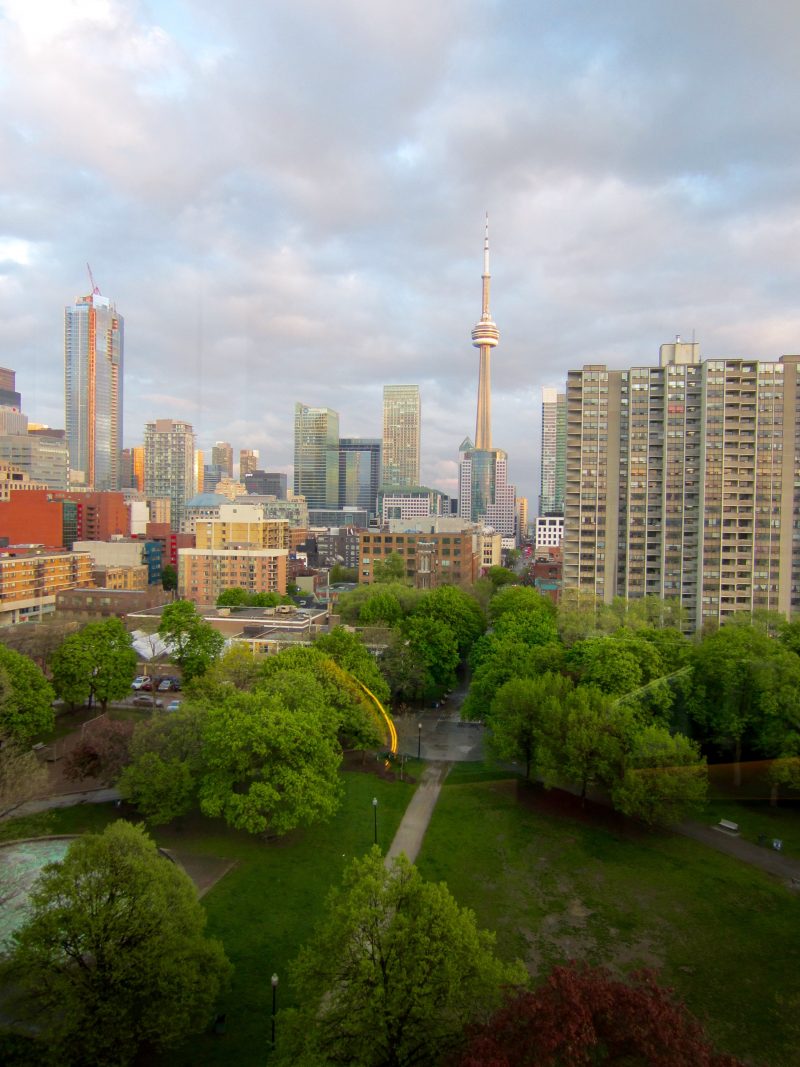 Vista de parque Grange Park y edificios desde el Art Gallery of Ontario. Views, building. Toronto, Canada.