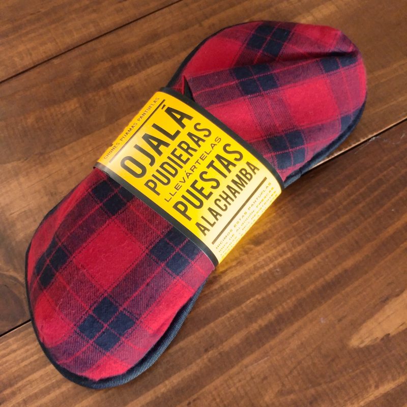 Pantuflas para hombre de franela de algodón con cuadros color rojo y negro.