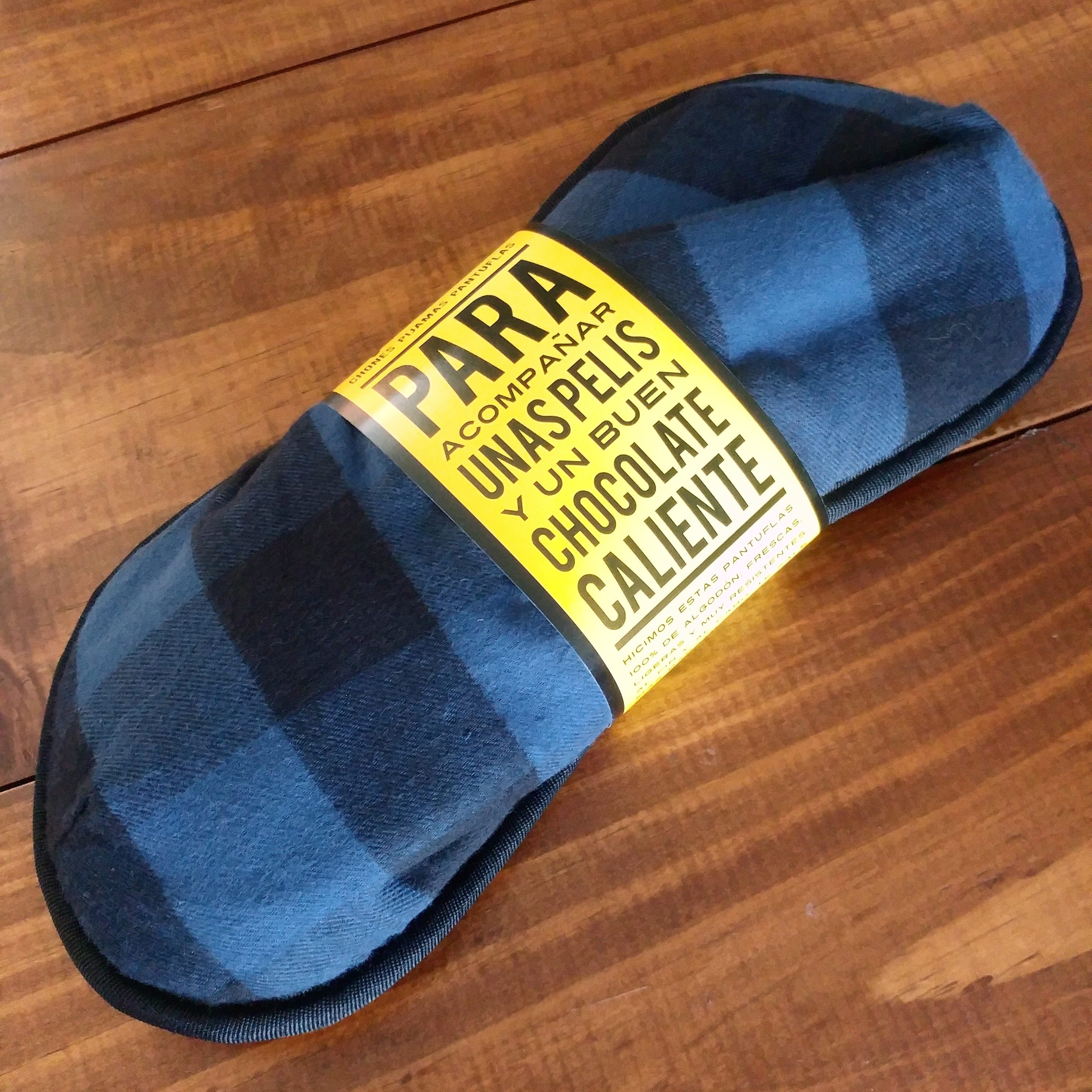 PTU0842 Empaque Pantuflas para hombre de franela de algodón con cuadros color azul y negro.