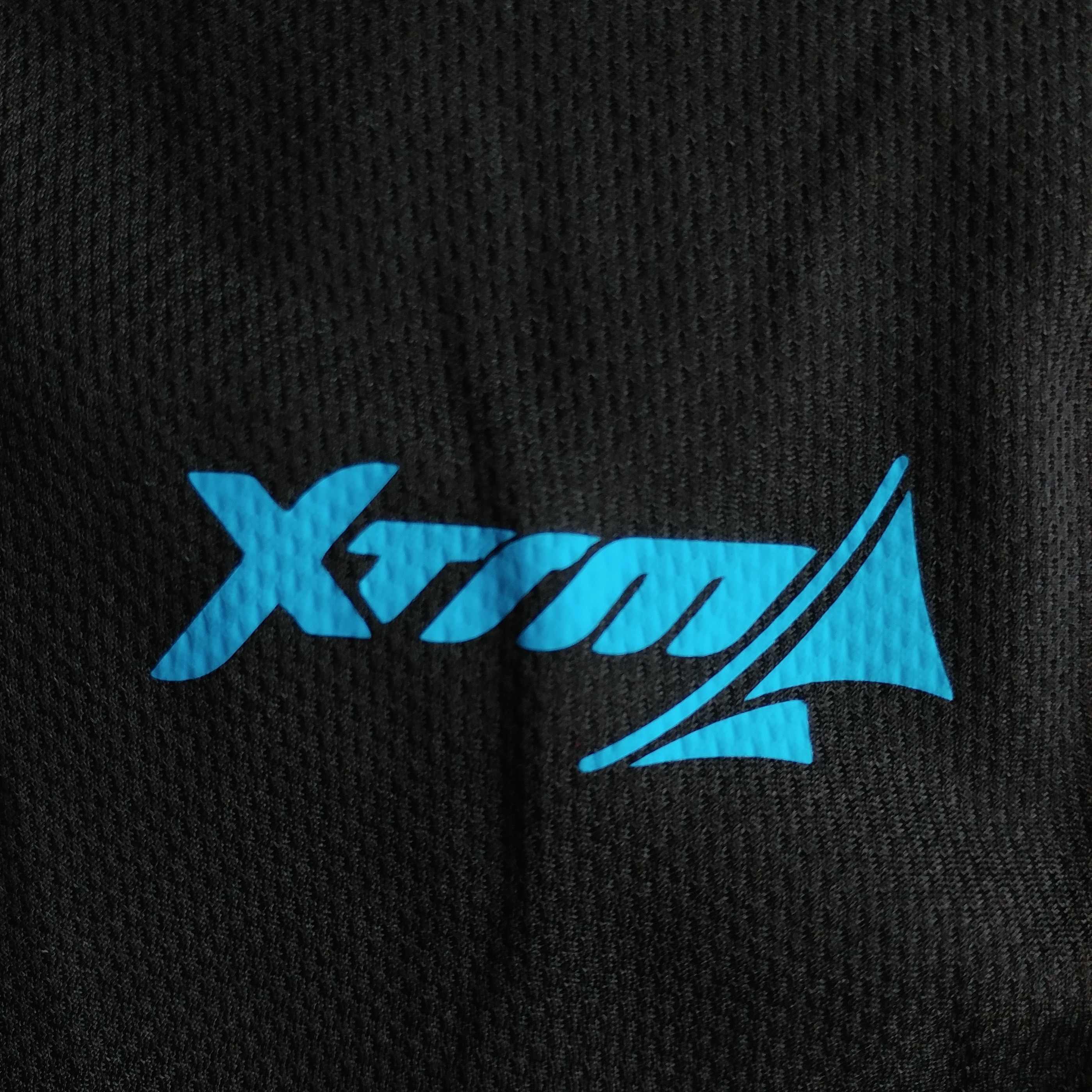 PANTS F50 Holand Negro Azul Neon z Tela 1 Pants deportivos hombre. Negro Azul Neon. Ropa deportiva hombre. Tienda para hombres.