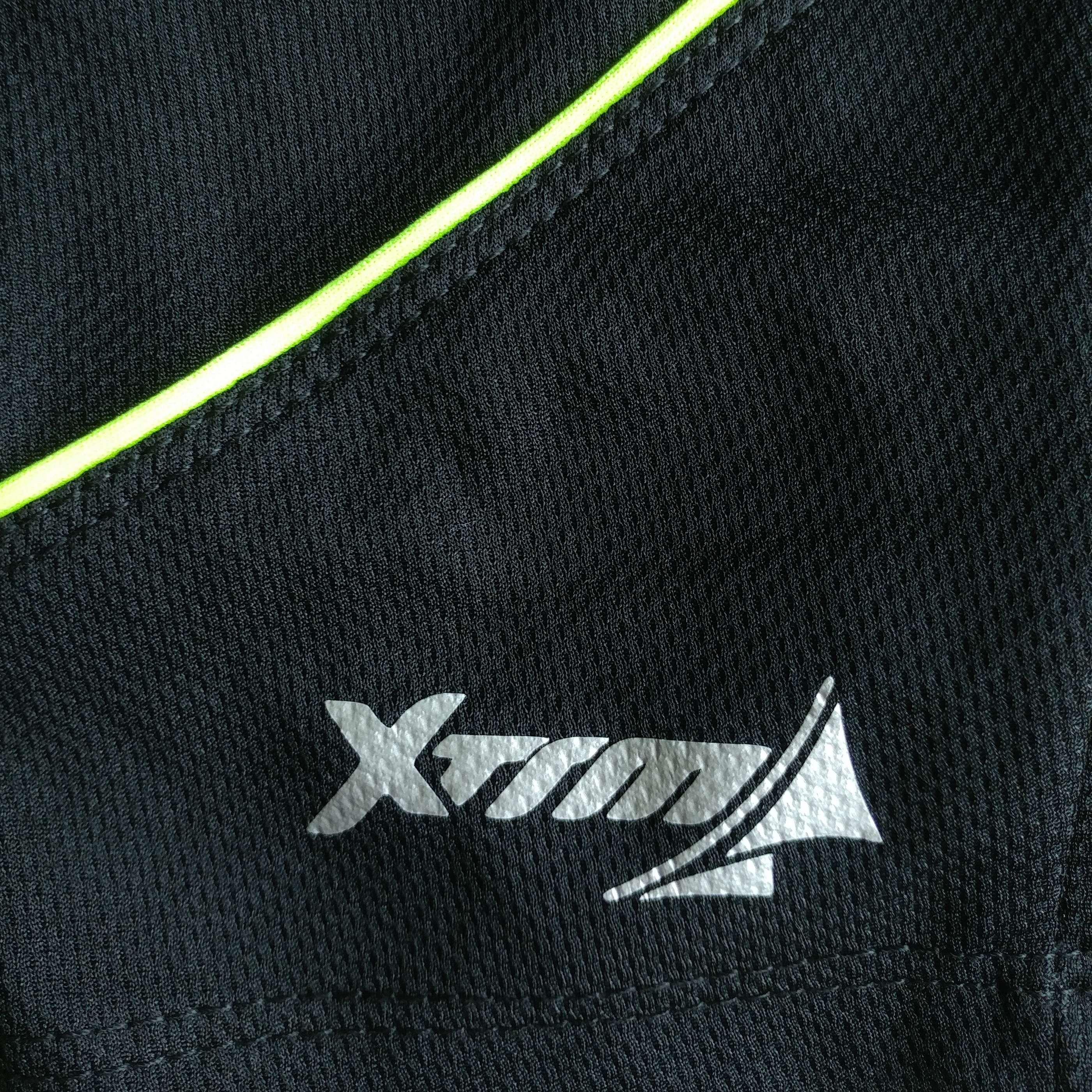 SHORT F50 Holand Negro Amarillo Neon Tela 1 Short deportivo hombre. Negro Amarillo Neon. Ropa deportiva hombre. Tienda para hombres.