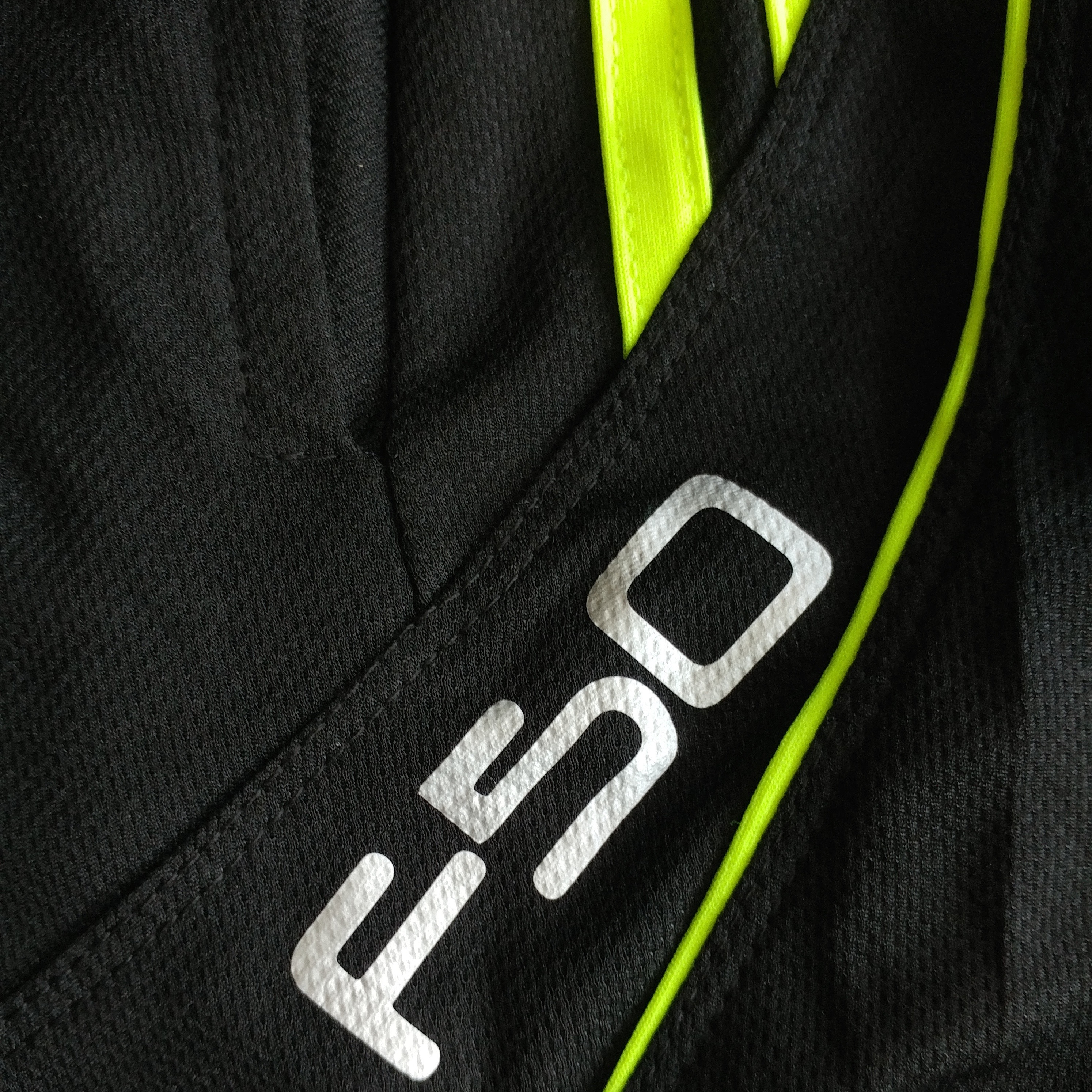 SHORT F50 Holand Negro Amarillo Neon Tela 2 Short deportivo hombre. Negro Amarillo Neon. Ropa deportiva hombre. Tienda para hombres.