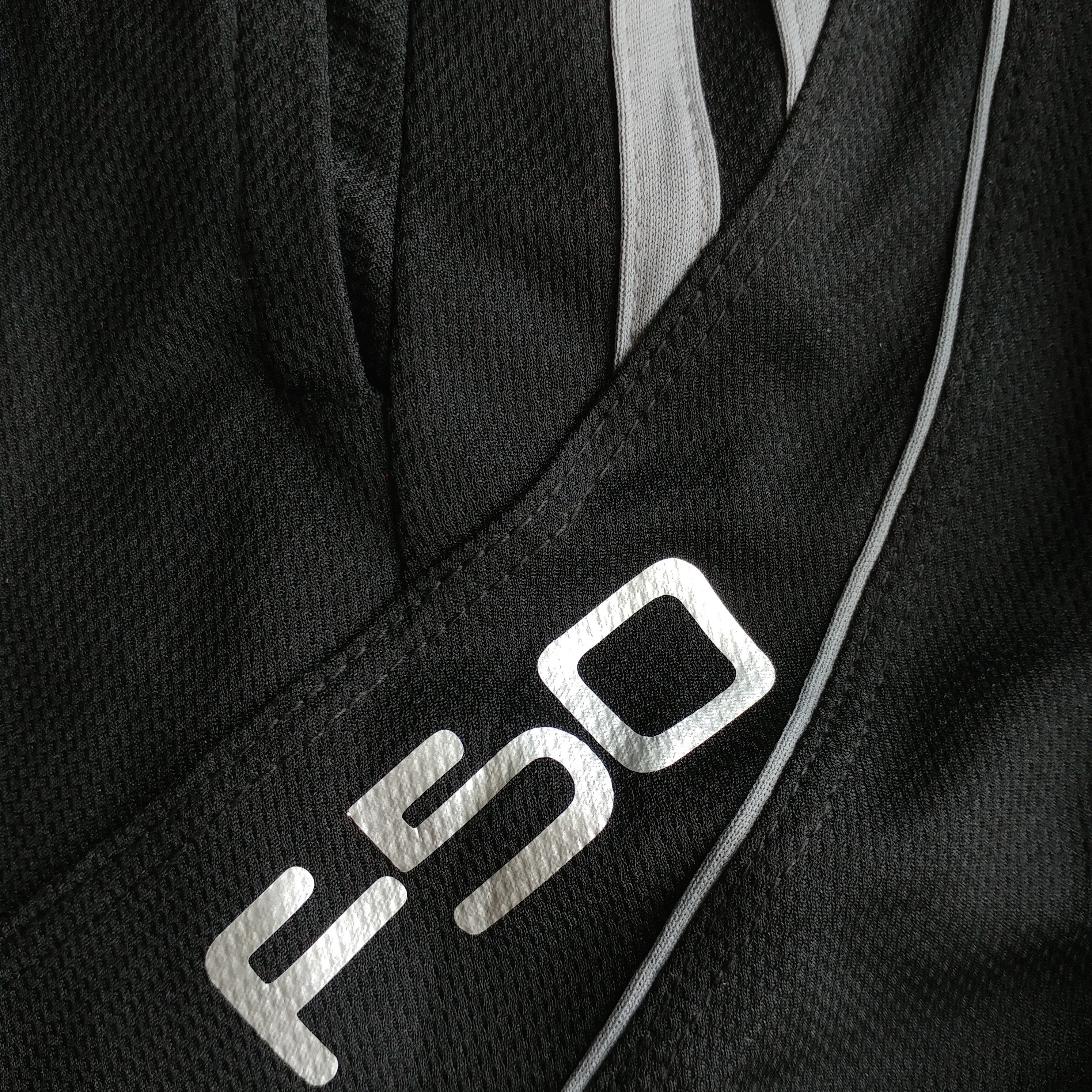 SHORT F50 Holand Negro Gris Tela 2 Short deportivo hombre. Negro Gris. Ropa deportiva hombre. Tienda para hombres.