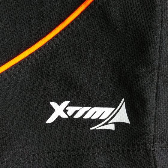 Short deportivo hombre. Negro Naranja Neon. Ropa deportiva hombre. Tienda para hombres.