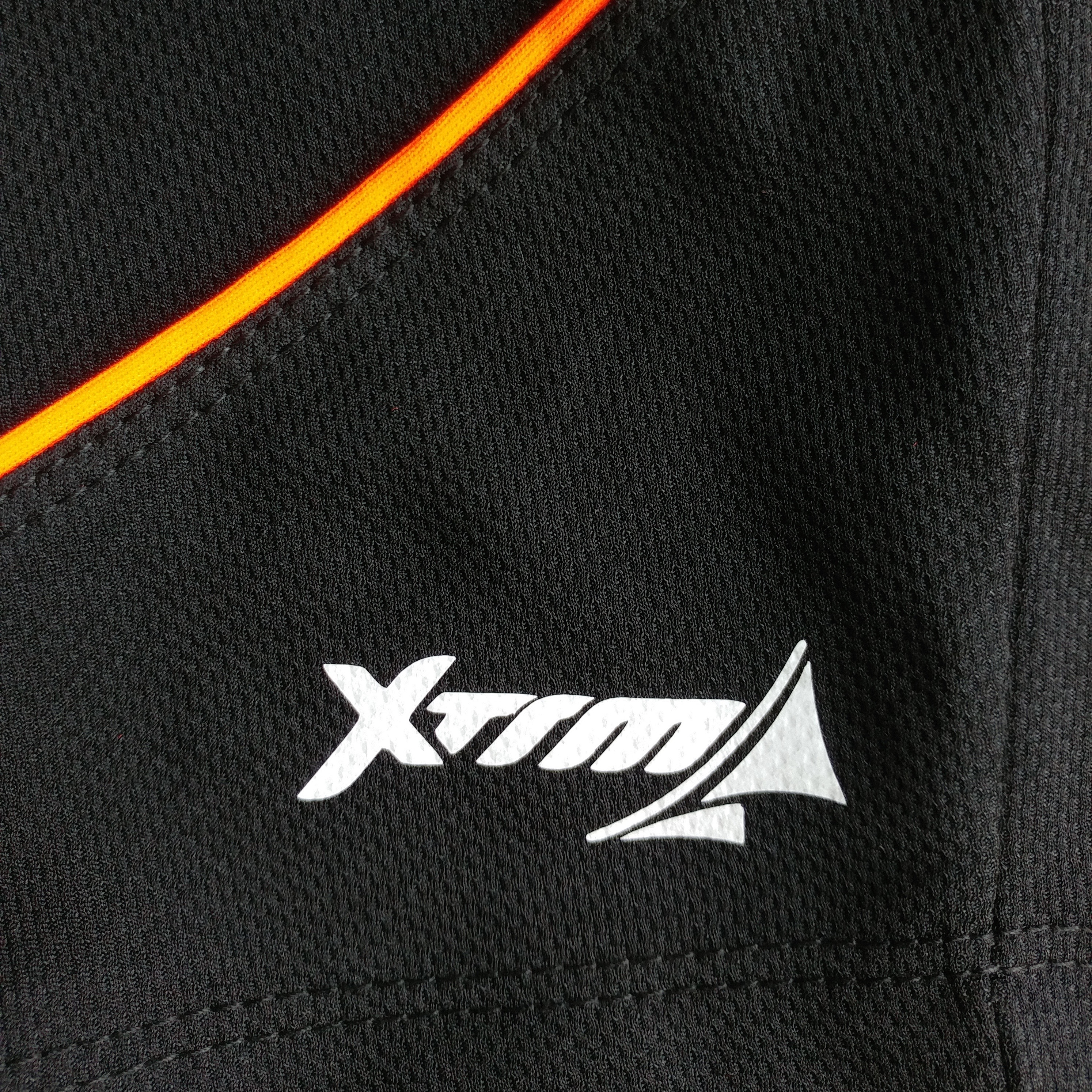 SHORT F50 Holand Negro Naranja Neon Tela 1 Short deportivo hombre. Negro Naranja Neon. Ropa deportiva hombre. Tienda para hombres.