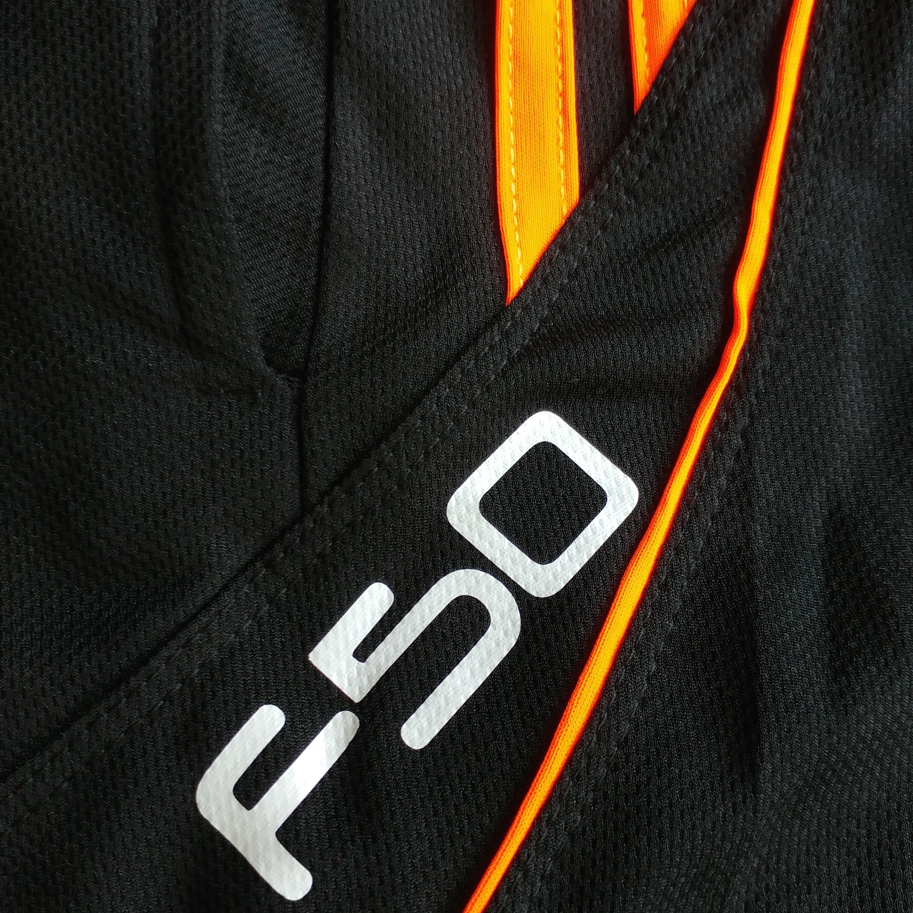 SHORT F50 Holand Negro Naranja Neon Tela 2 Short deportivo hombre. Negro Naranja Neon. Ropa deportiva hombre. Tienda para hombres.