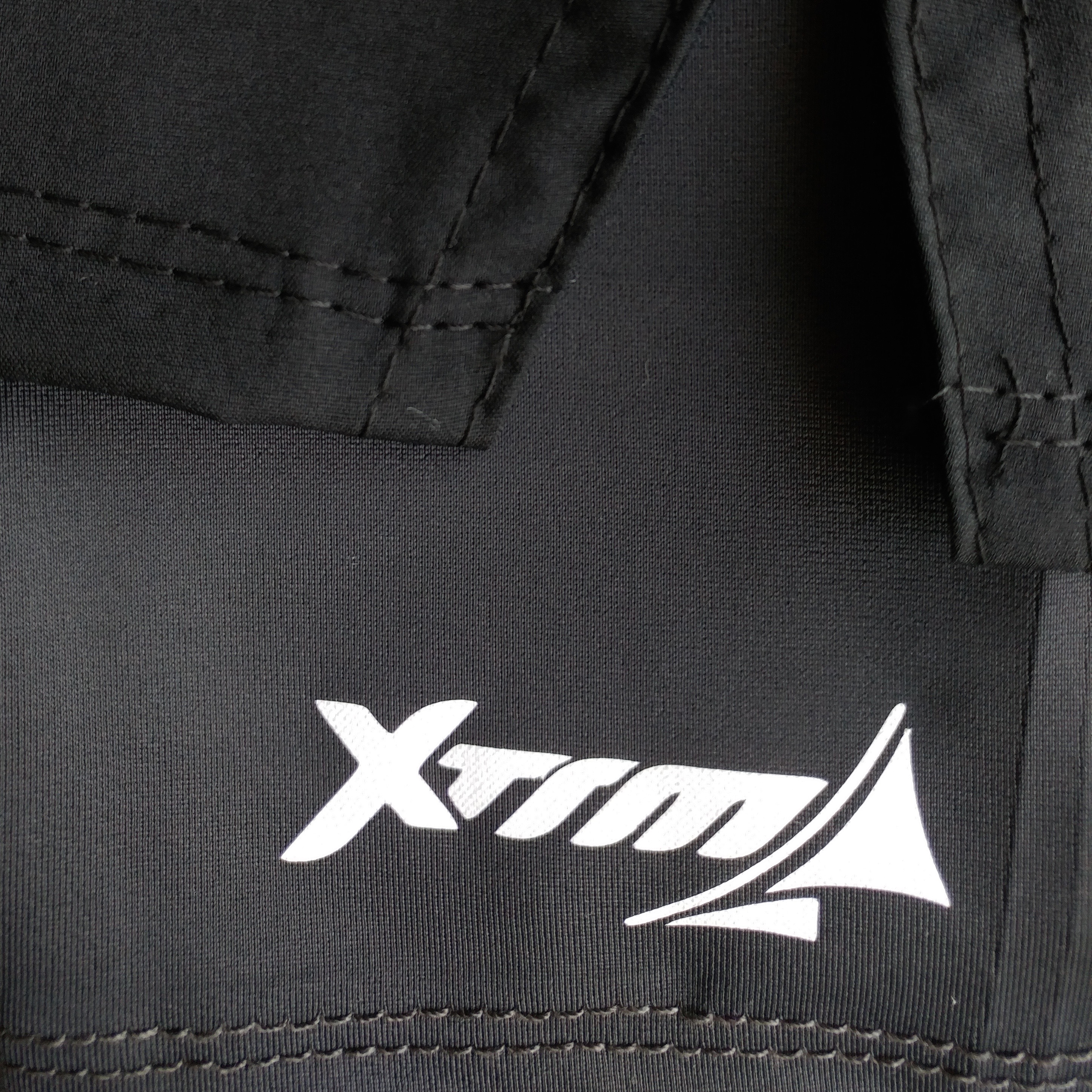 Short deportivo para correr hombre. Licra. Runner shorts. Negro Gris. Ropa deportiva hombre. Tienda para hombres.