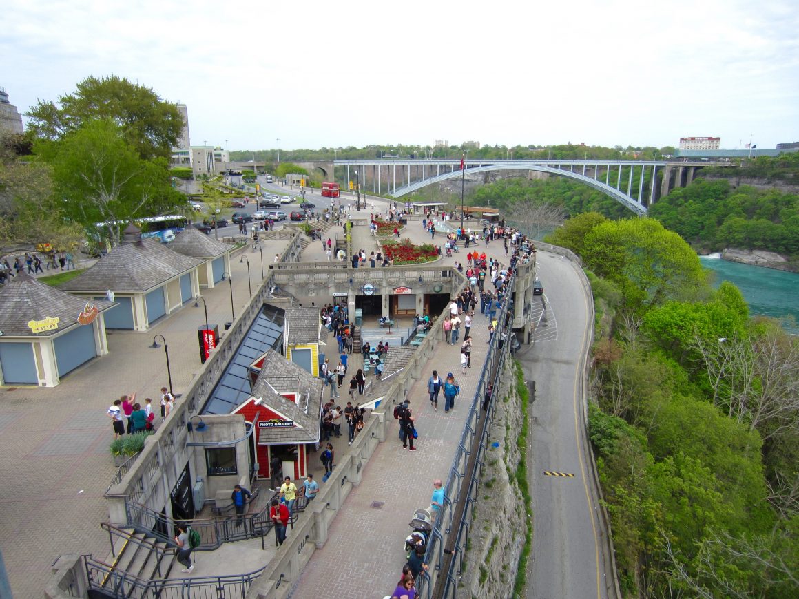 Tiendas, comercios. Grand View Marketplace. Rio Niagara River. Viajes. Cataratas del Niagara Falls, Canada.