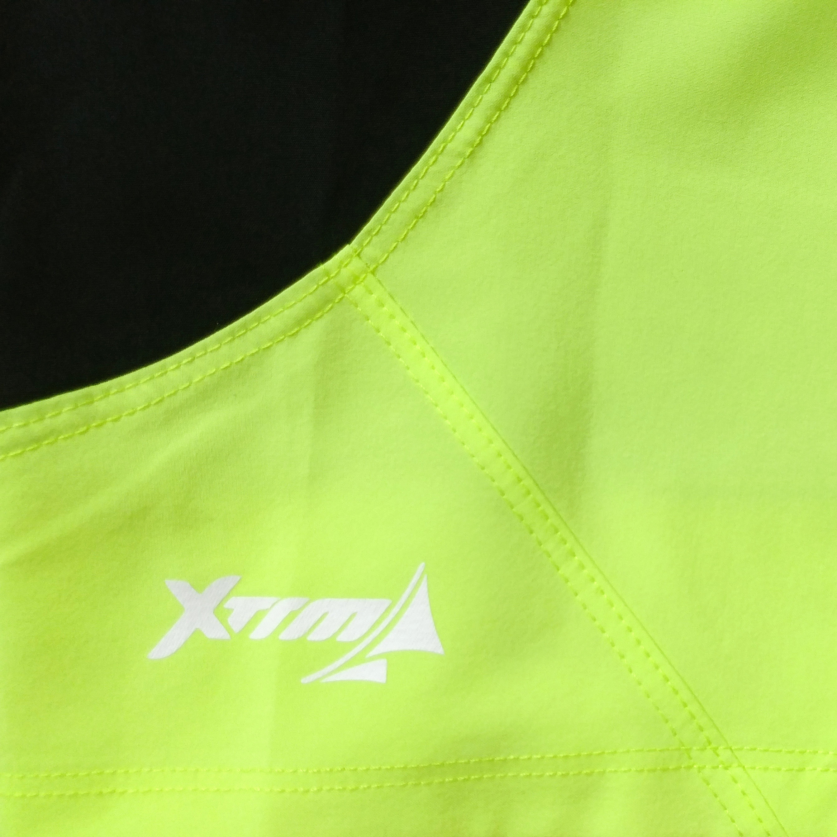Short deportivo hombre Destroyer, corredor, correr, runner, tela lona ligera impermeable. Negro Amarillo Neon. Ropa deportiva hombre. Tienda.