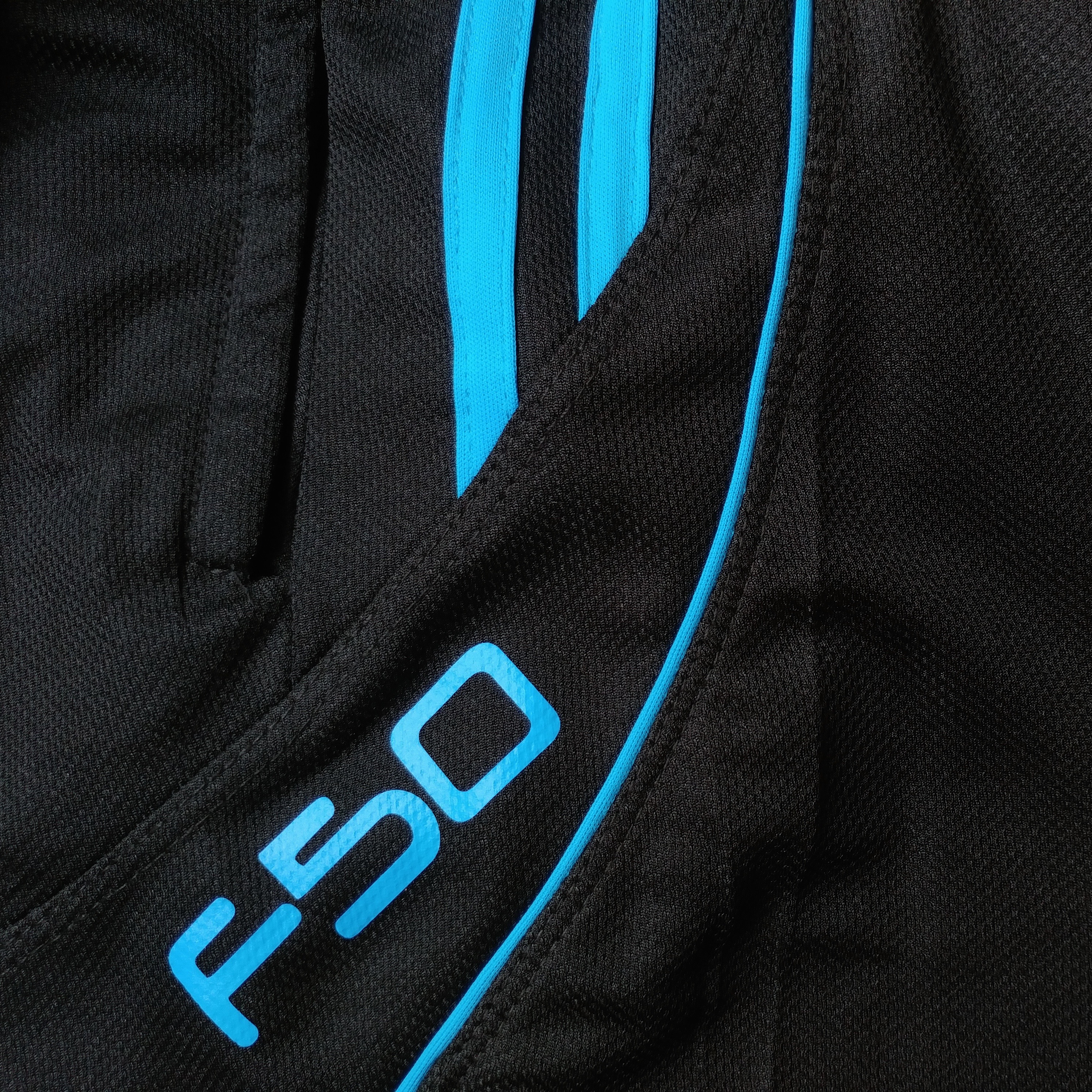 SHORT F50 Holand Negro Azul Neon z Tela 1 Short deportivo hombre. Negro Azul Neon. Ropa deportiva hombre. Tienda para hombres.