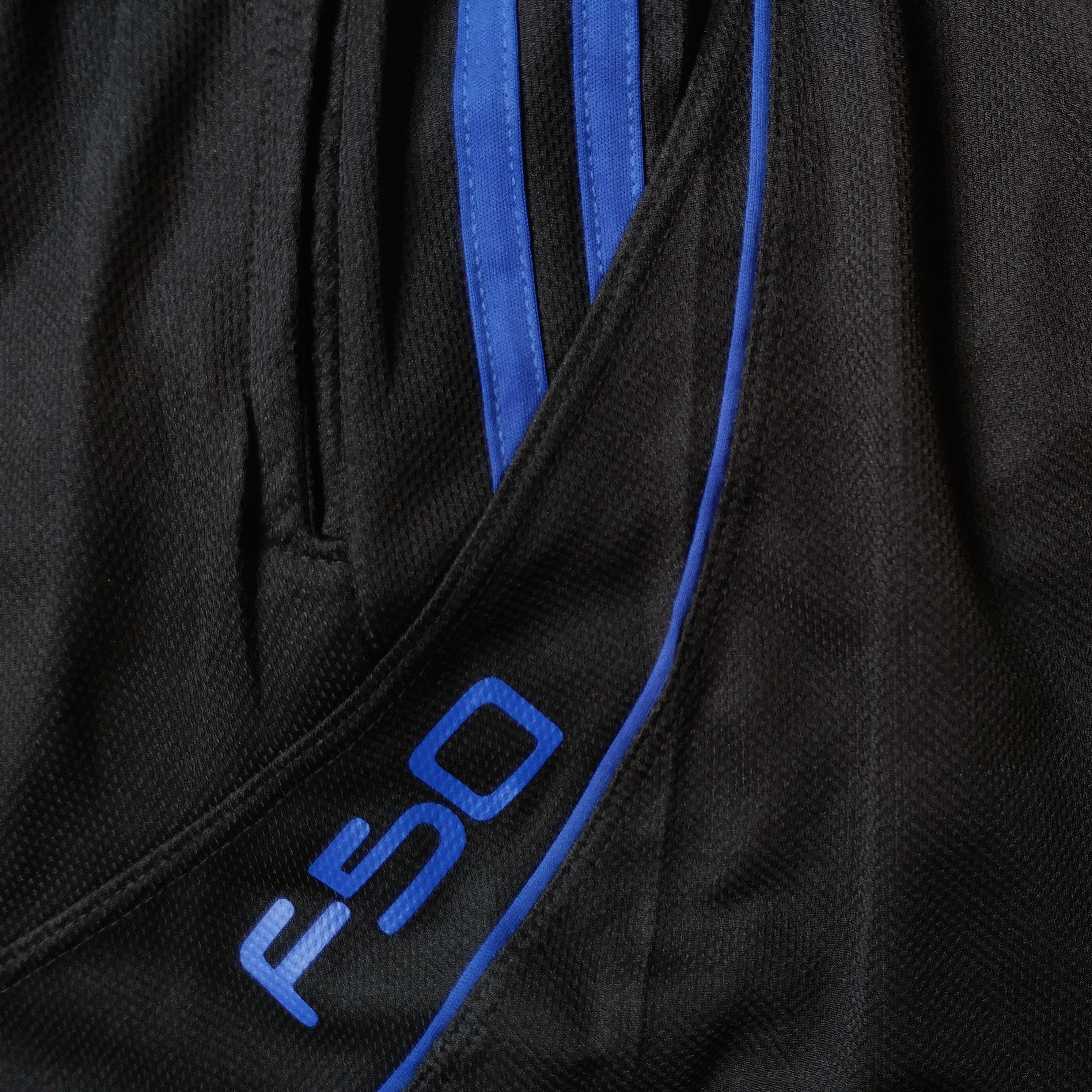 SHORT F50 Holand Negro Azul Rey z Tela 1 Short deportivo hombre. Negro Azul Rey. Ropa deportiva hombre. Tienda para hombres.