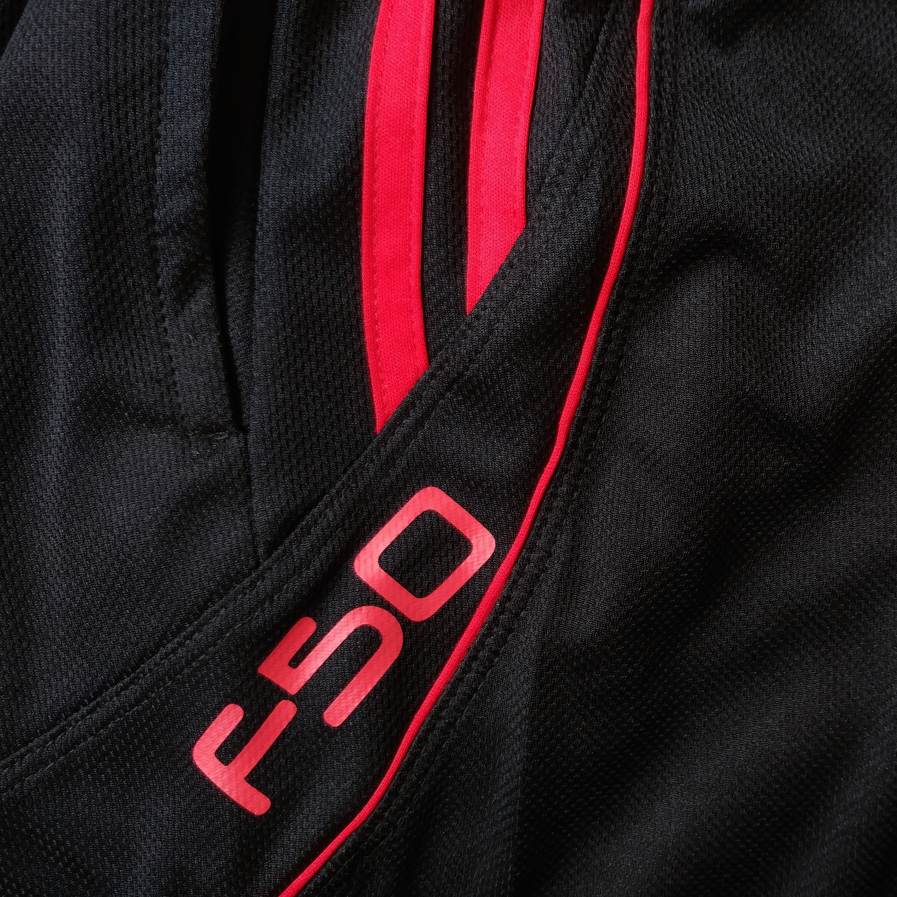 SHORT F50 Holand Negro Rojo z Tela 1 Short deportivo hombre. Negro Rojo. Ropa deportiva hombre. Tienda para hombres.