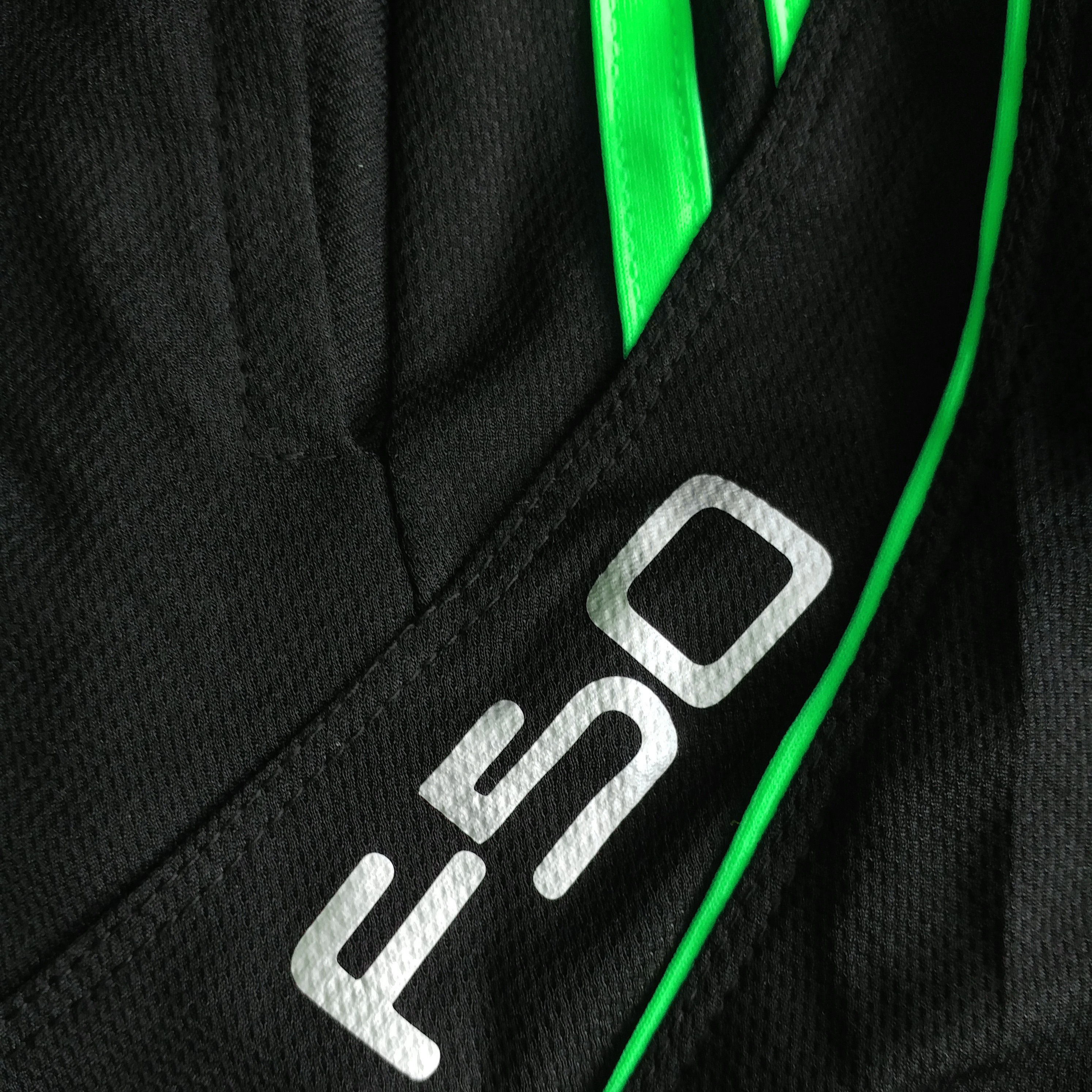 SHORT F50 Holand Negro Verde Neon z Tela 2 Short deportivo hombre. Negro Verde Neon. Ropa deportiva hombre. Tienda para hombres.