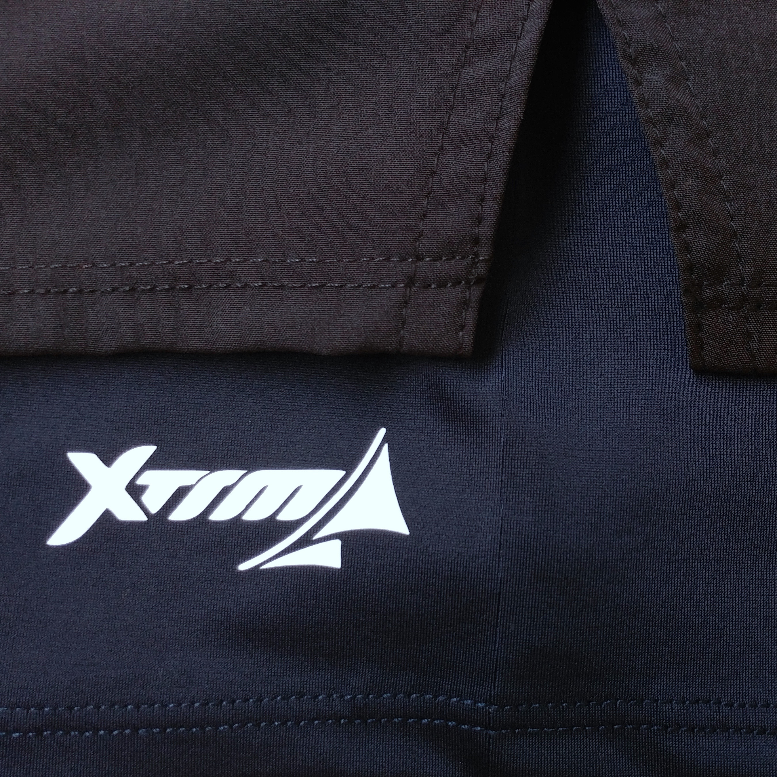 Short deportivo con licra, para hombre. Correr, corredor. Runner shorts. Negro Azul Marino. Ropa deportiva hombre. Tienda.