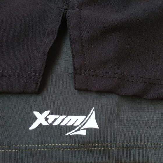 Short deportivo con licra, para hombre. Correr, corredor. Runner shorts. Negro Verde Militar. Ropa deportiva hombre. Tienda.