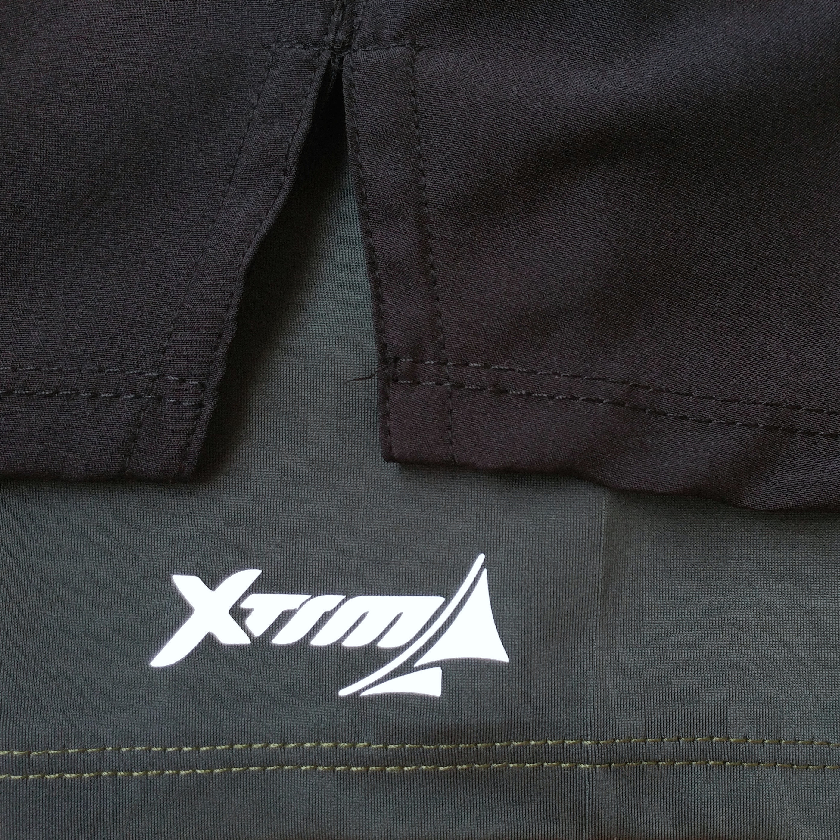 Short deportivo con licra, para hombre. Correr, corredor. Runner shorts. Negro Verde Militar. Ropa deportiva hombre. Tienda.