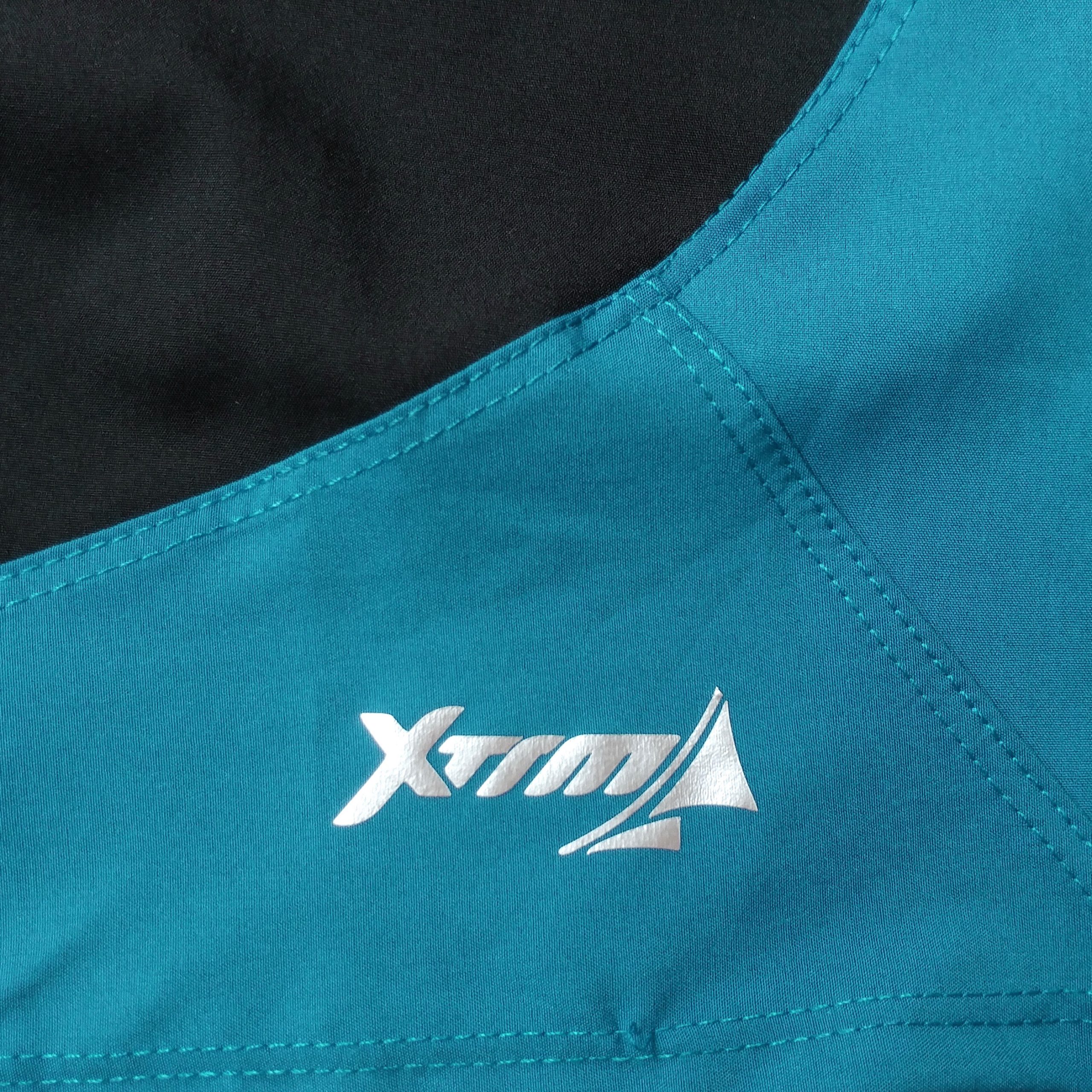 Short deportivo hombre Destroyer, corredor, correr, runner, tela lona ligera impermeable. Negro Azul Neon. Ropa deportiva hombre. Tienda.